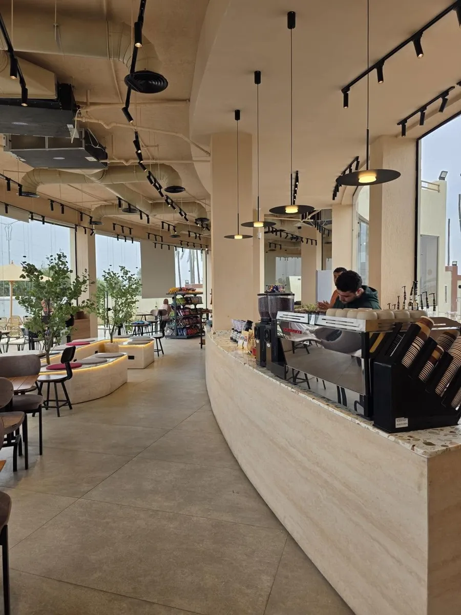 البار وواجهة عرض الحلويات