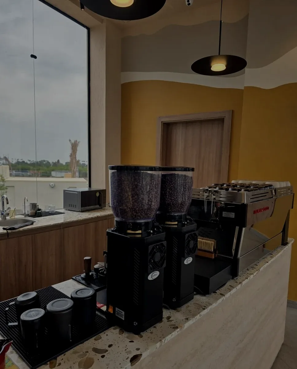 مطاحن البن بجوار ماكينة الإسبريسو